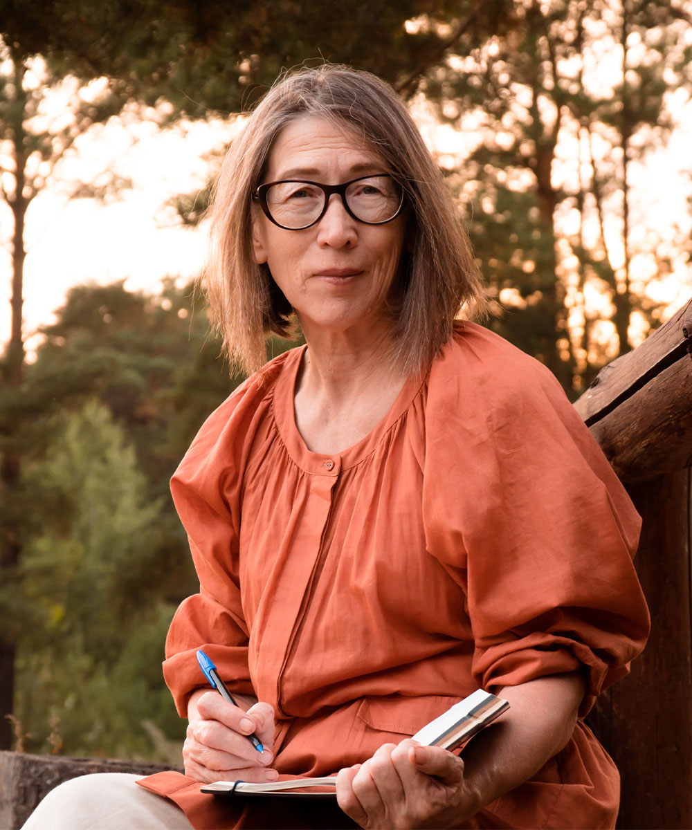 woman with sketch book in park TXU44N9